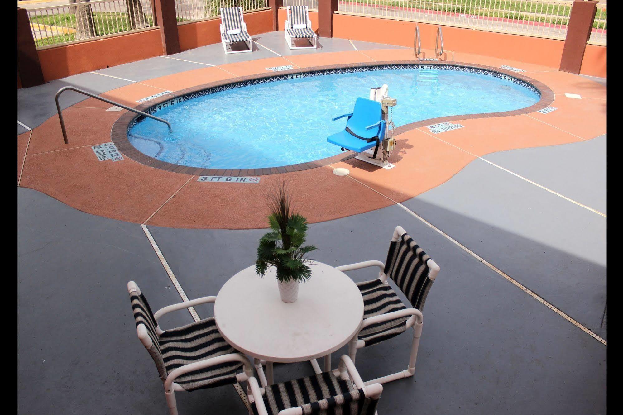 Texas & At La Plaza Mall And Airport Motel 3*