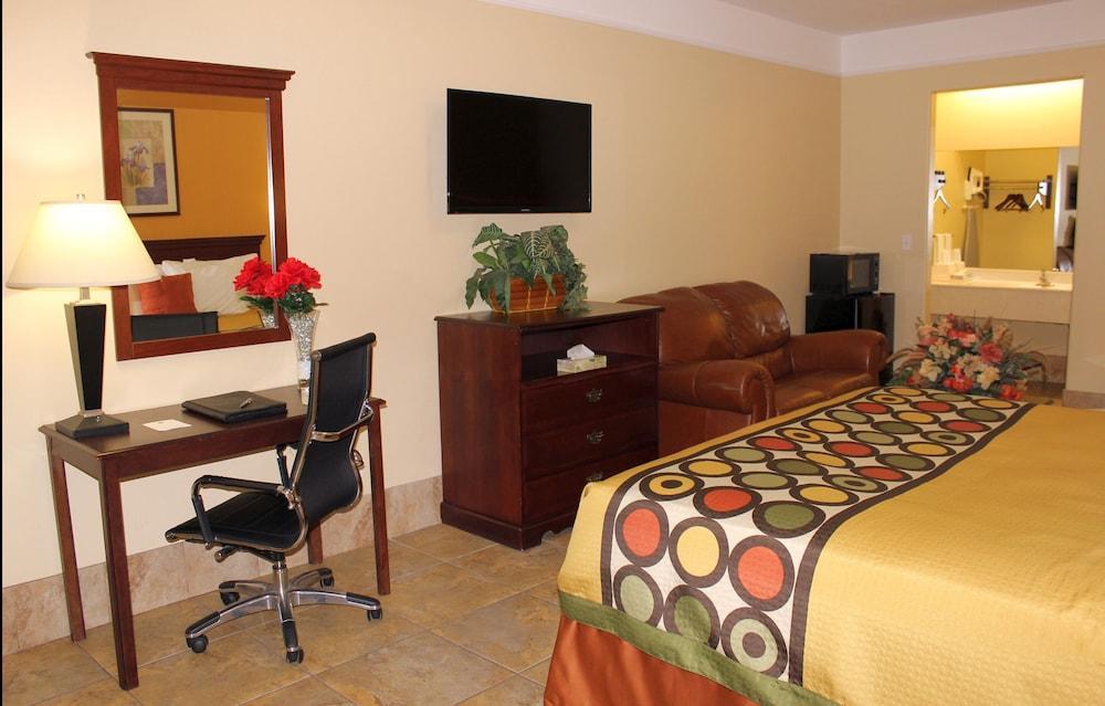 Texas & At La Plaza Mall And Airport Motel 3*